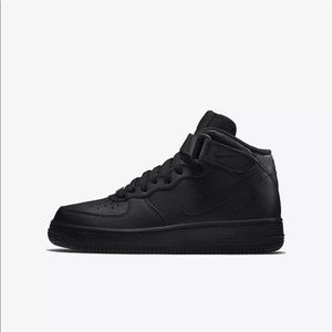 NWOT💕NIKE AIR FORCE 1 MID BLACK BOYS 5.5